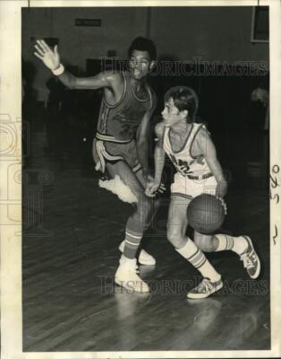 1972 Press Photo Martin's Leroy Oliver attempts to block Rummel's Chris Hingle.