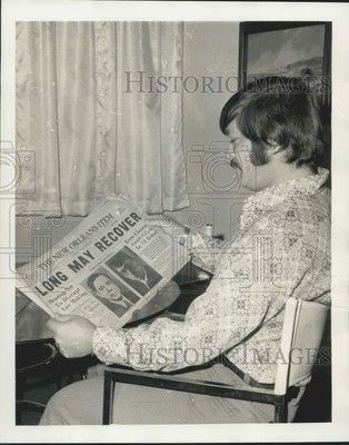 1974 Press Photo Fred Zimmerman reads from ''old'' newspaper - noc44705