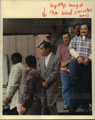1962 Press Photo Convicted FBI employee Douglas Tsou (gray suit) in chains