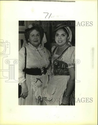 1987 Press Photo Spanish Governor's Palace Cocktail Reception Attendees