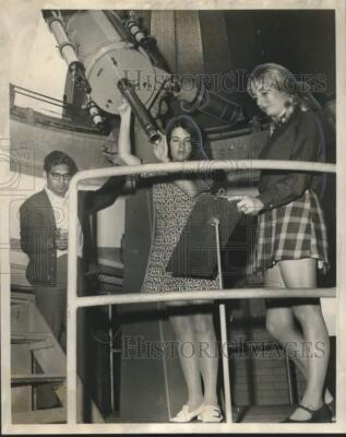 1970 Press Photo Kan Agarwal and students prepare for eclipse, LSUNO - noo40516