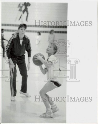 1989 Press Photo Cindy Bradley instructs Denise Ihle with shot at St. Paul
