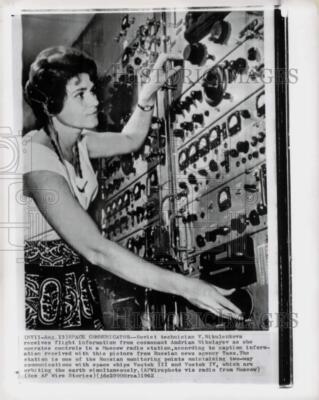 1962 Press Photo Soviet technician V. Nikulenkova communicating with cosmonauts