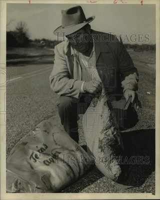 1955 Press Photo Houston deputy with items from the David Broderick murder case.