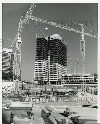 1965 Press Photo Cranes frame construction of Federal Office Building in Boston