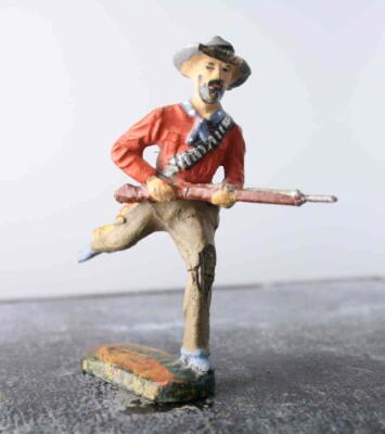COMPOSITION ELASTOLIN WW Wild West Cowboy Running w Rifle defensive Red  ~7cm T