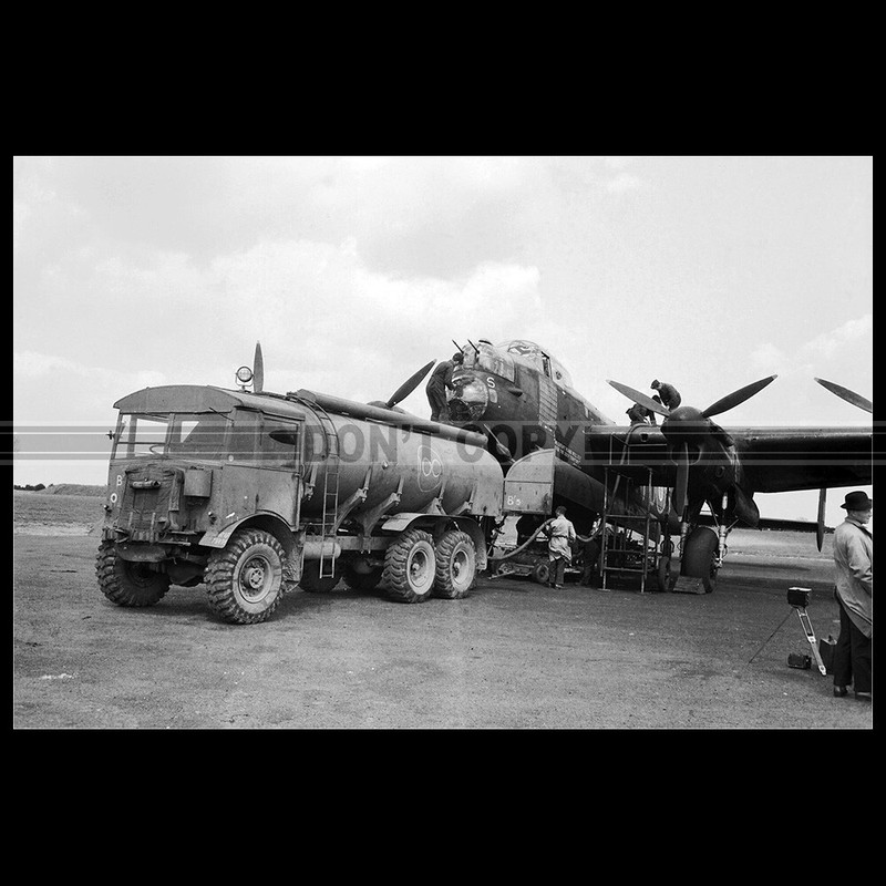 Photo A.035892 Aec Matador 854 Tanker & Avro Lancaster Bmk1