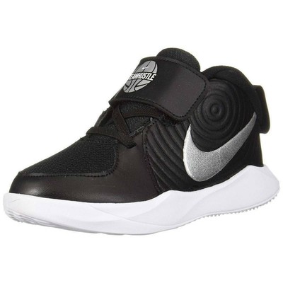 

Nike Team Hustle D 9 для малышей, черный/серебристый металлик (AQ4226 001), Black/metallic silver