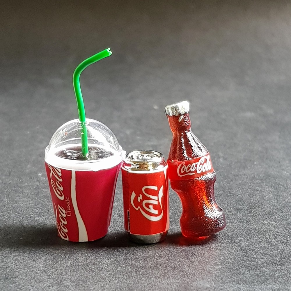 Mini bar напиток negroni. Подарок с мини алкоголем мужчине. Мини холодильник кока кола. Мини напитки. Миниатюрные напитки кукольные.