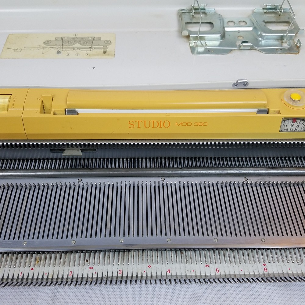 Knitting Machine Studio Mod 360 K with Hard Case Manual Accessories Vintage