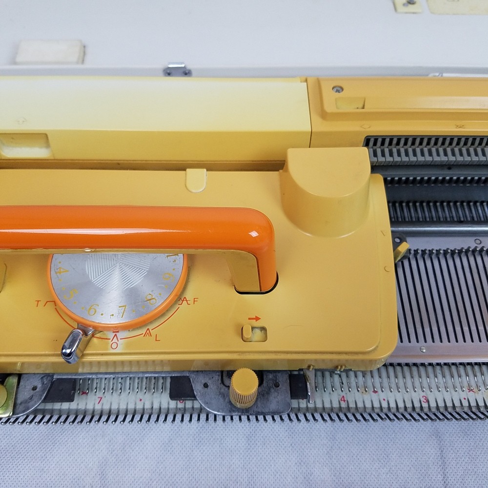 Knitting Machine Studio Mod 360 K with Hard Case Manual Accessories Vintage