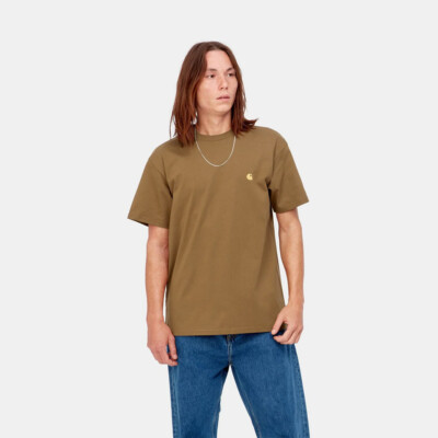 

Футболка мужская Carhartt WIP Chase Lifestyle hamilton коричневый/золотой, Carhartt WIP Chase Lifestyle T-Shirt