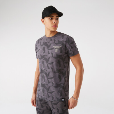 

New Era Chicago Bulls Geo Camo Grey SS Баскетбольная футболка Мужская спортивная футболка, Серый, New Era Chicago Bulls Geo Camo Grey SS Basketball T-Shirt