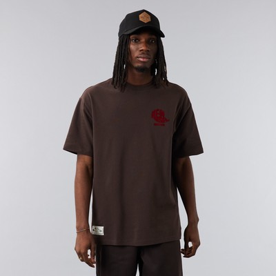 

Мужская футболка New Era Logo Flock SS Lifestyle коричневый, New Era Logo Flock SS Lifestyle T-Shirt
