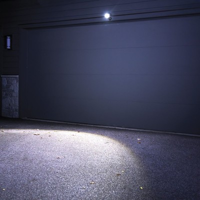 Mr Beams MB390 300-Lumen Weatherproof Wireless Battery Powered LED Ultra Bright