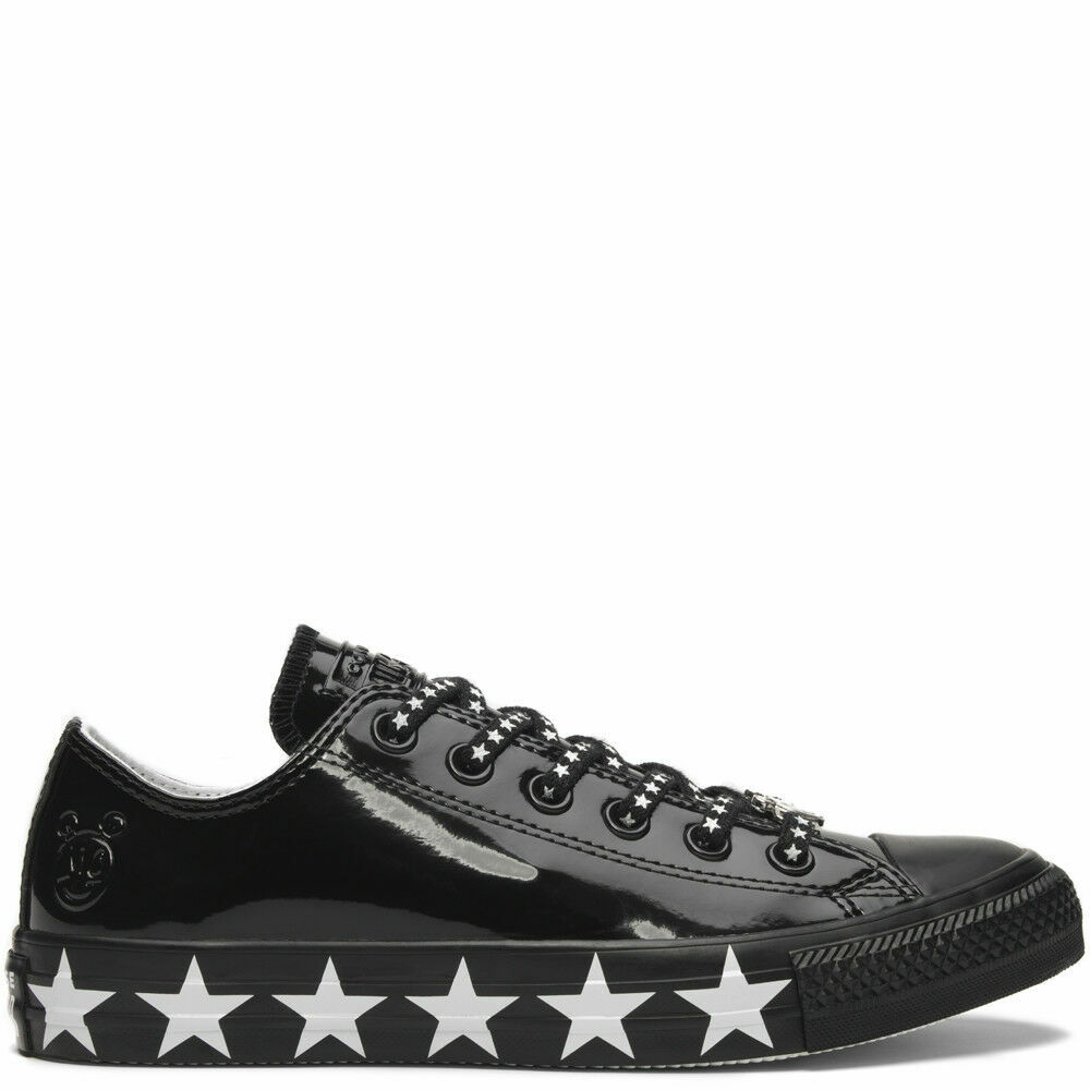 jeans with sneakers 2023