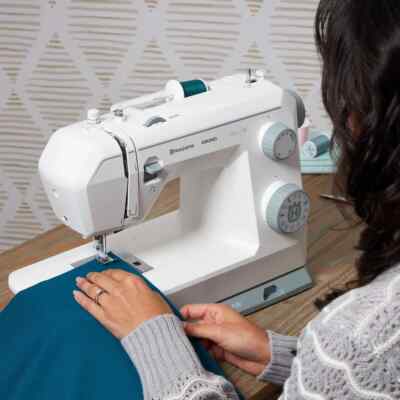 Husqvarna Viking Onyx 15 Sewing Machine - Brand NEW - FREE Shipping!