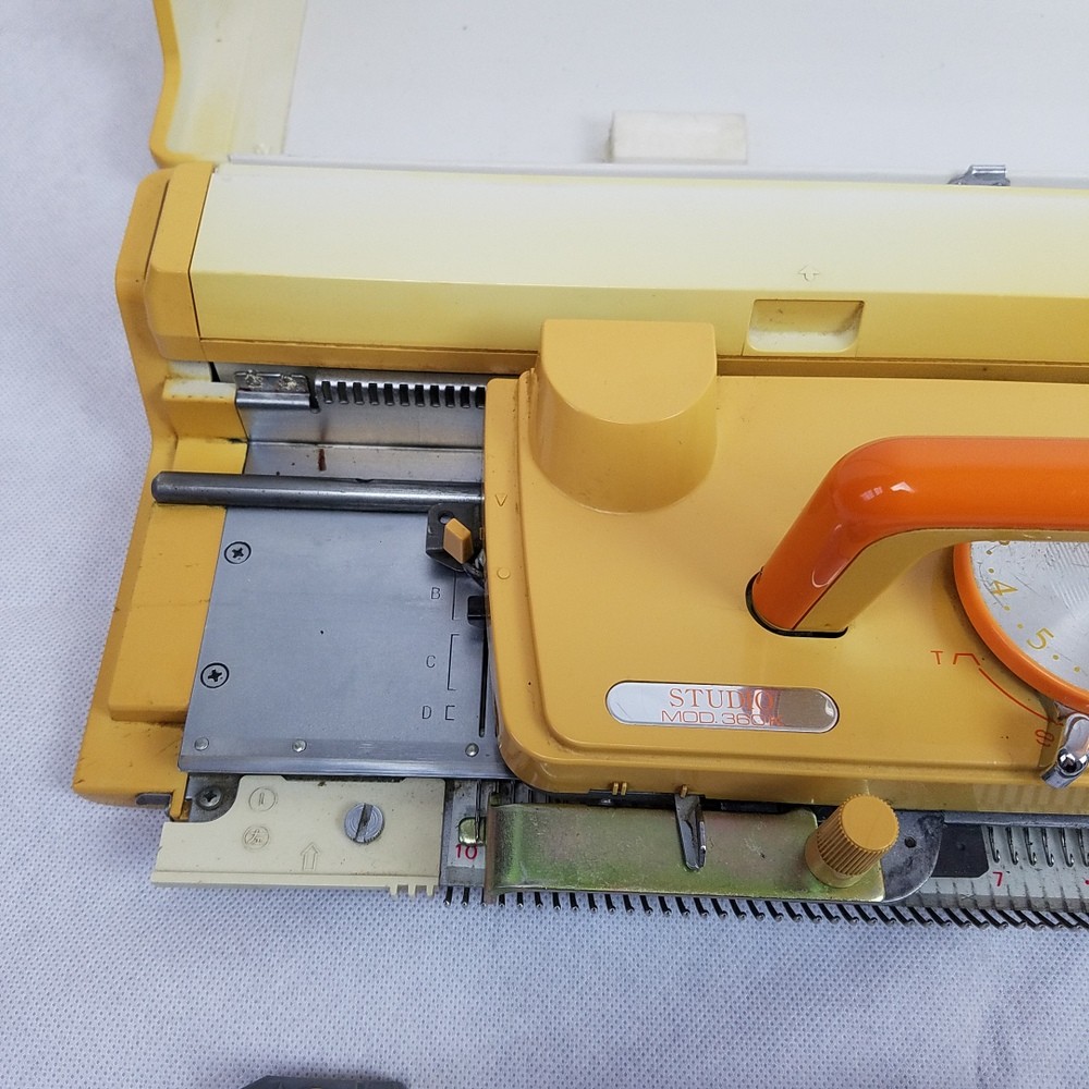 Knitting Machine Studio Mod 360 K with Hard Case Manual Accessories Vintage