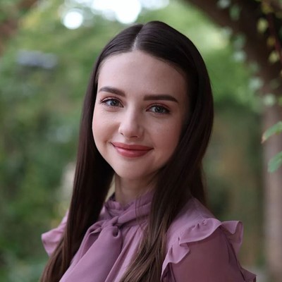 Canon EOS R50 Mirrorless Camera White + 18-45mm F4.5-6.3 IS STM Lens Pro Bundle