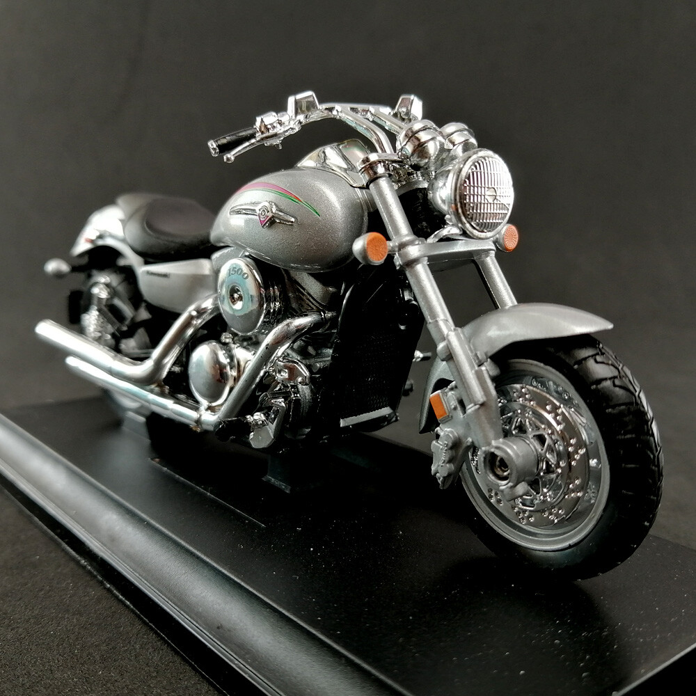 2002 Kawasaki VULCAN 1500 MEAN STREAK DieCast Motorcycle