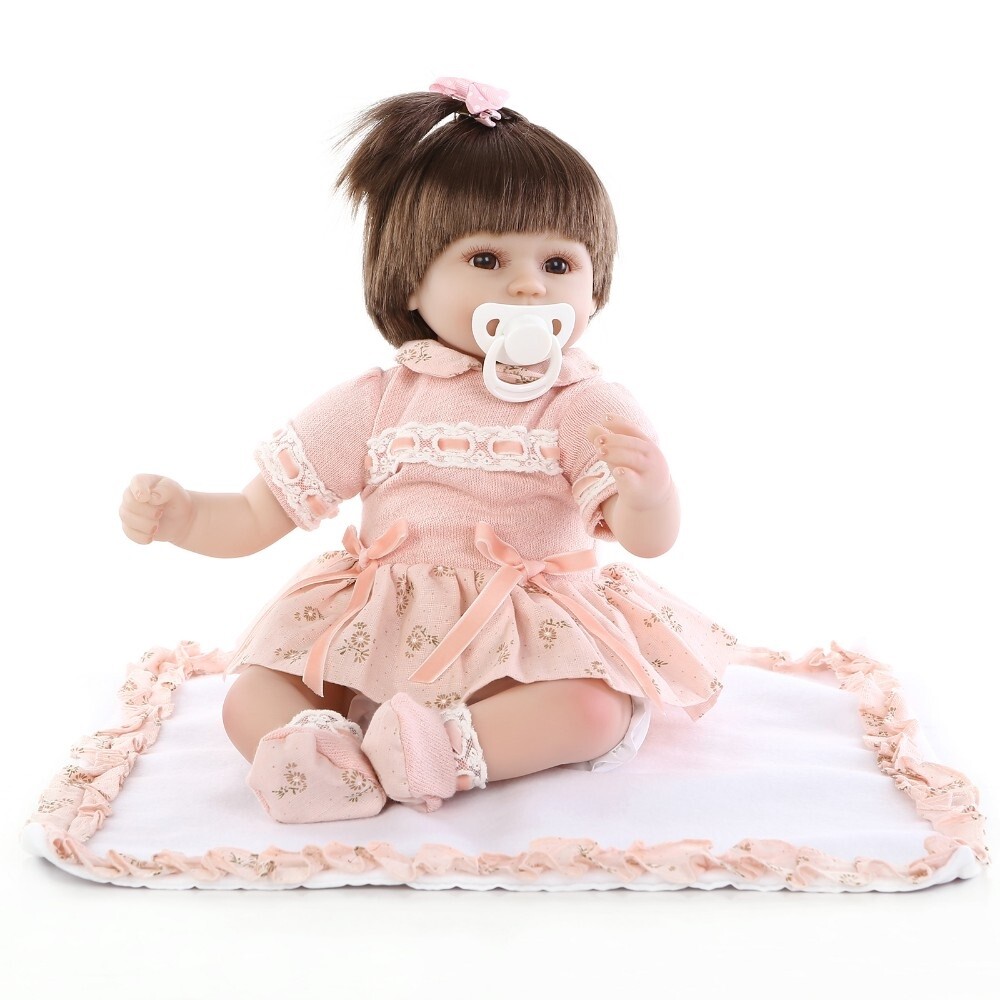 bebes jugando con muñecas