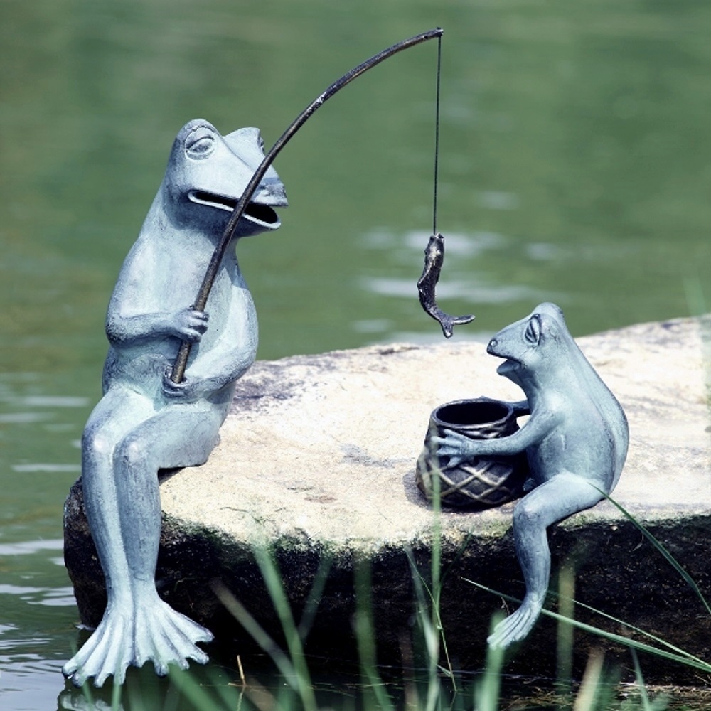 Фигурка лягушки для сада