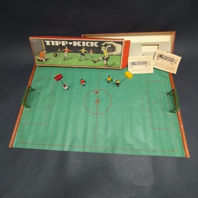 Gioco del calcio da tavolo tedesco d'epoca Tipp-Kick con istruzioni. Spellature