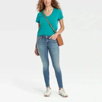Universal Thread Women's Mid-Rise Curvy Fit Skinny Jeans - Medium Wash sizes