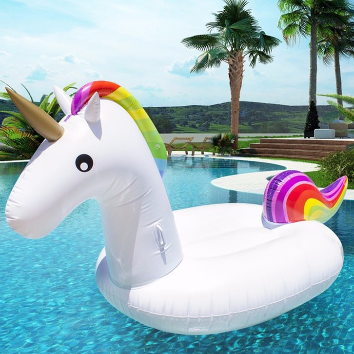 $ 10 DESCRIPCIÓN Flotador colchoneta Gigante hinchable Unicornio para piscina playa diversiónOriginal animal inflable confeccionado con un material vinílico de gran calidad y resistente ante cualquier roce.Su aspecto simula un Unicornio real con su cuerno, ojos y cola.Se recomienda inflar con bomba manual o eléctrica (no incluido).Apto para usar en la playa y/o en la piscina para adultos y niños mayor de 14 años (recomendado). Carga máxima: 120 Kg.¡Túmbate sobre él y empieza a disfrutar del verano!. VALORACIONES 1) Agradeceríamos enormemente tu valoración positiva ya que queda reflejado en nuestro panel de votos y si lo deseas, puedes añadir comentarios a cerca de la compra. 2) Es muy importante para nosotros que los pedidos lleguen dentro de la fecha estimada de entrega. Escoge la correspondiente casilla. 3) Tu satisfacción es nuestra mayor satisfacción, por ello, valorarnos positivamente nos supondrá una motivación extra para mejorar día a día nuestro servicio de atención al cliente. ¿NECESITAS AYUDA?Si surge cualquier incidencia, no dudes ponerte en contacto con nosotros, estaremos encantados de ayudarte.Para saber con detalle las formas de envío y poder consultar el tiempo estimado de entrega, haz click aquí.Si deseas conocer las diferentes formas de pago, haz click aquí.Si deseas conocer nuestra política de devolución, haz click aquí.¿Quieres enterarte de nuestras novedades?, suscríbete a nuestro boletín haciendo click aquí. Copyright ® 2019 Digitech365. Todos los derechos reservados. *NOTA: Reservamos el derecho a rechazar cualquier petición si no cumple con nuestras políticas. Recomendamos a nuestros clientes consultarlas antes de comprar.