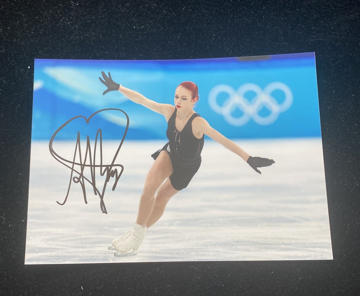 アレクサンドラ・トゥルソワ　Alexandra Trusova 洋書 Alexandra Trusova. The Girl Who Fights Gravity: And Changes