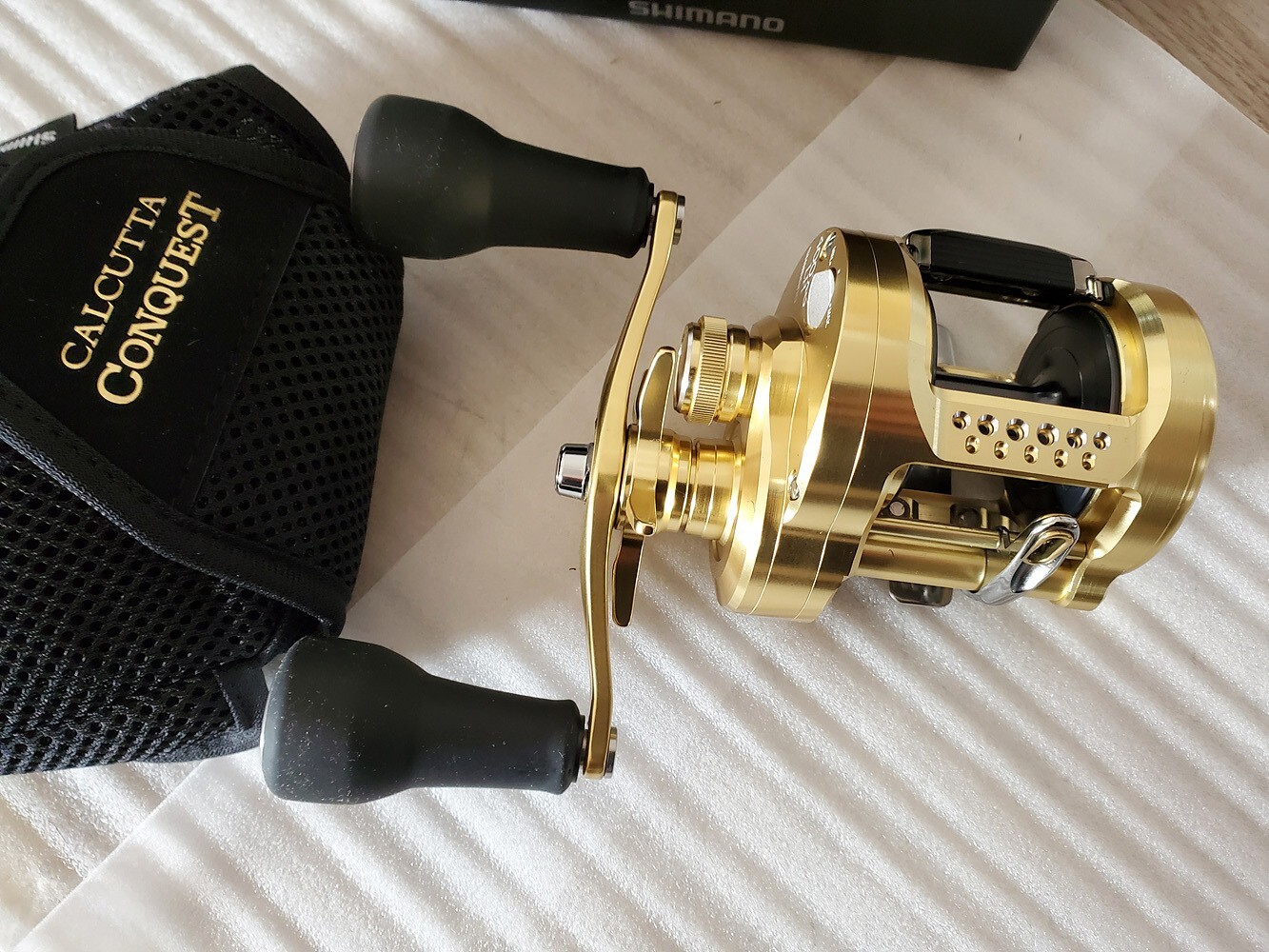 Shimano 23 Calcutta Conquest MD 400XGLH Right Handed