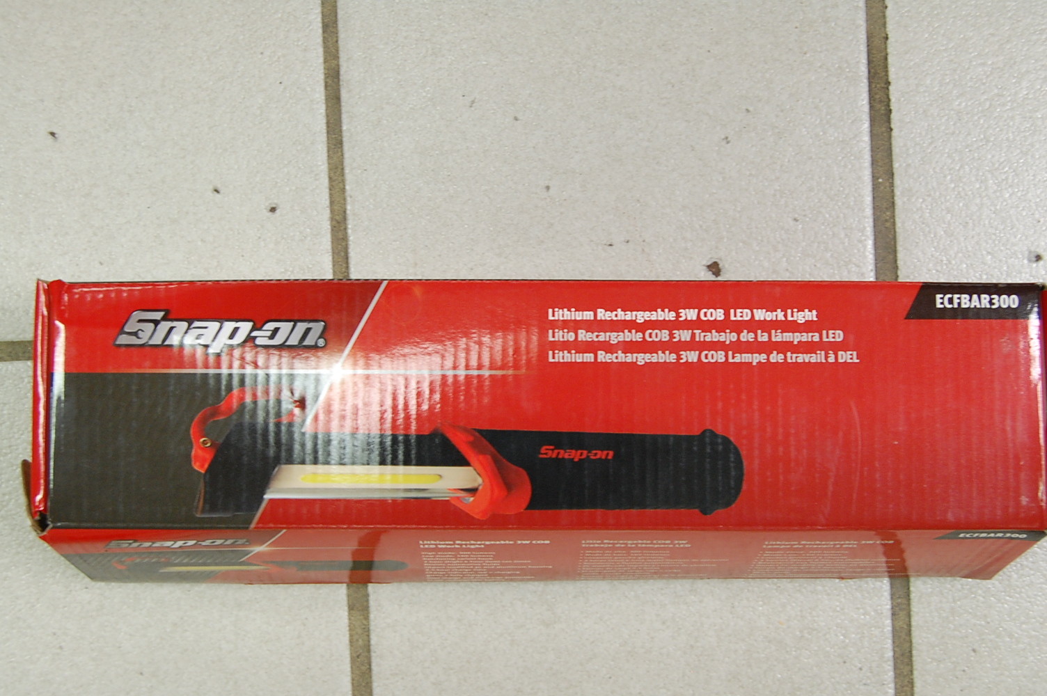 Snap-On Lithium Rechargeable LED Work Light 300 Lumens ECFBAR300 Snap-On Lithium Rechargeable LED Work Light 300 Lumens ECFBAR300