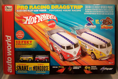 AUTO WORLD HOT WHEELS 13ft SNAKE VS MONGOOSE PRO 1:64 DRAG RACING STRIP VW BUSES