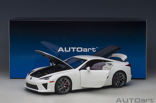 レクサス AUTOart 1/18 LEXUS LFA カーボンルーフ AUTOart 1:18 Lexus LFA in Whitest White with Carbon Roof