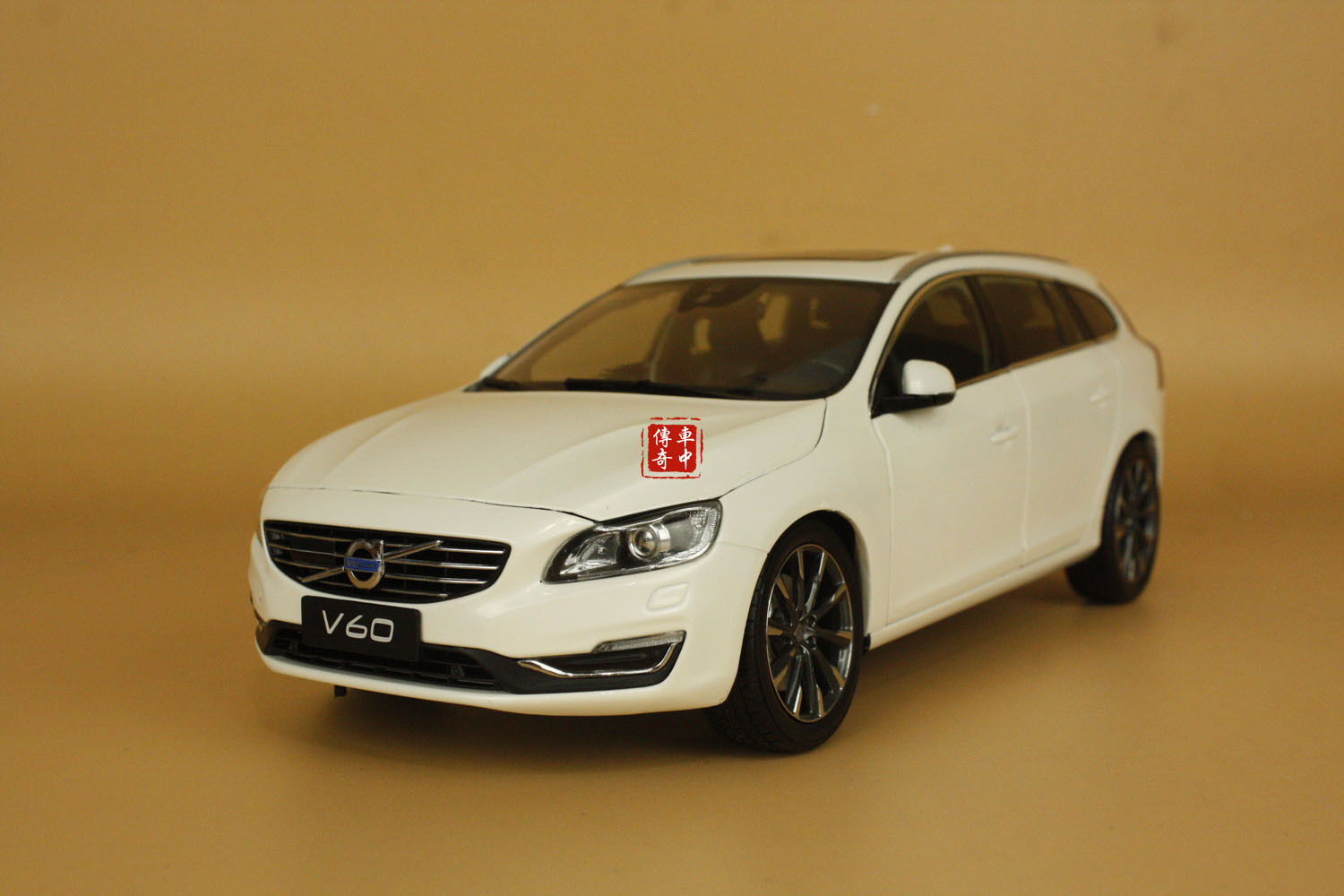 VOLVO V60 ホワイト ミニカー 18/1 DNA Collectibles 1/18 Volvo V60 Polestar Engineered White