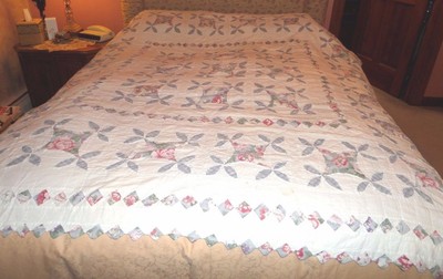 H-MADE 100% COTTON QUILT, INCURVED SQUARES W/FLOWER PETALS, 82X82, BLUES, HANGS