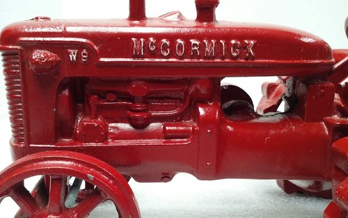 CAST IRON McCORMICK W-9 TRACTOR TOY LARGE 9'' By Independent Custom Mfg. 4lbs