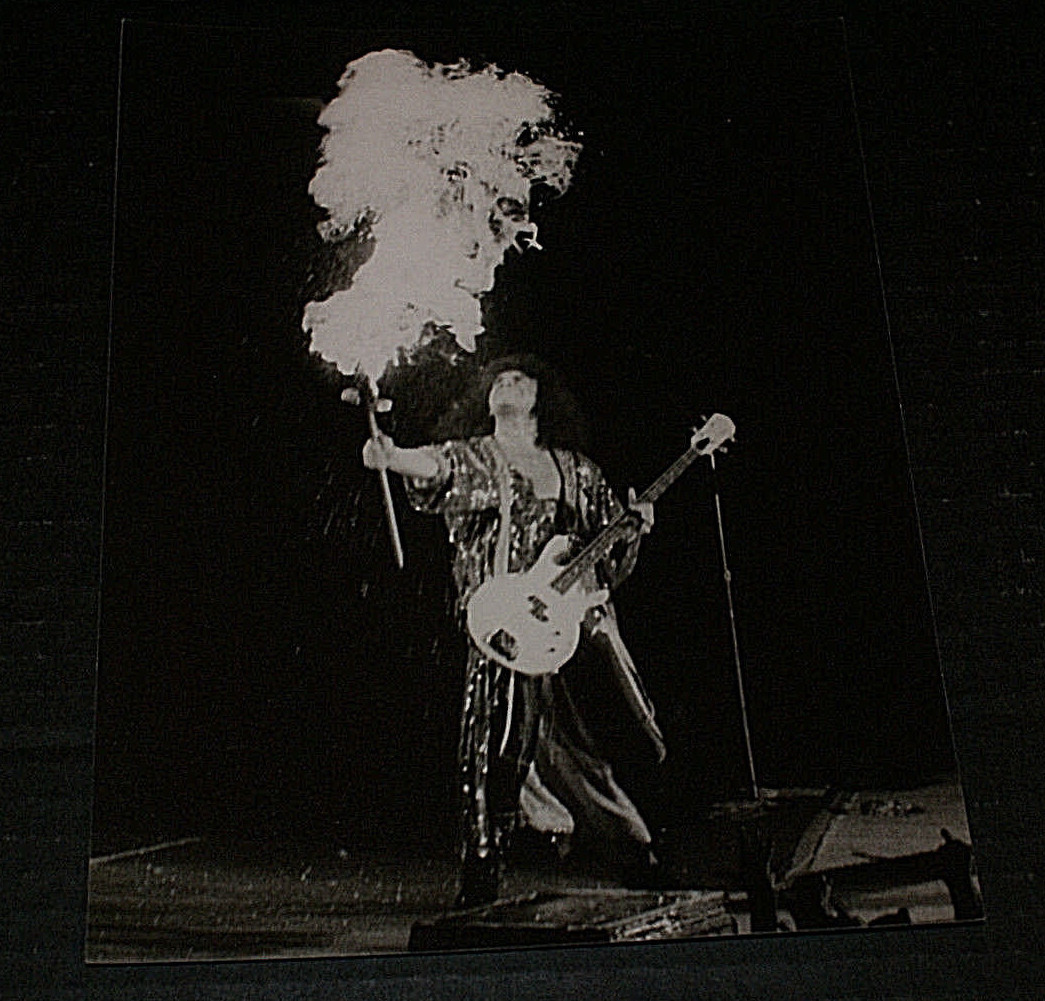 KISS Gene Simmons ジーンシモンズ volcom パーカー KISS Gene Simmons ジーンシモンズ volcom パーカー - メルカリ