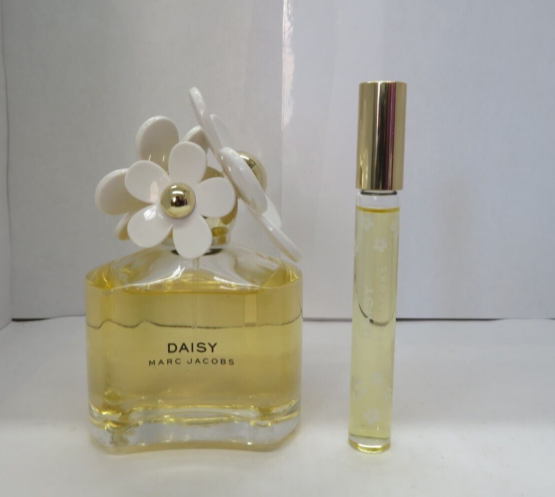 その他 used MARC JACOBS DAISY Daisy By Marc Jacobs 3.3 oz Eau De Toilette Spray + 0.33 oz