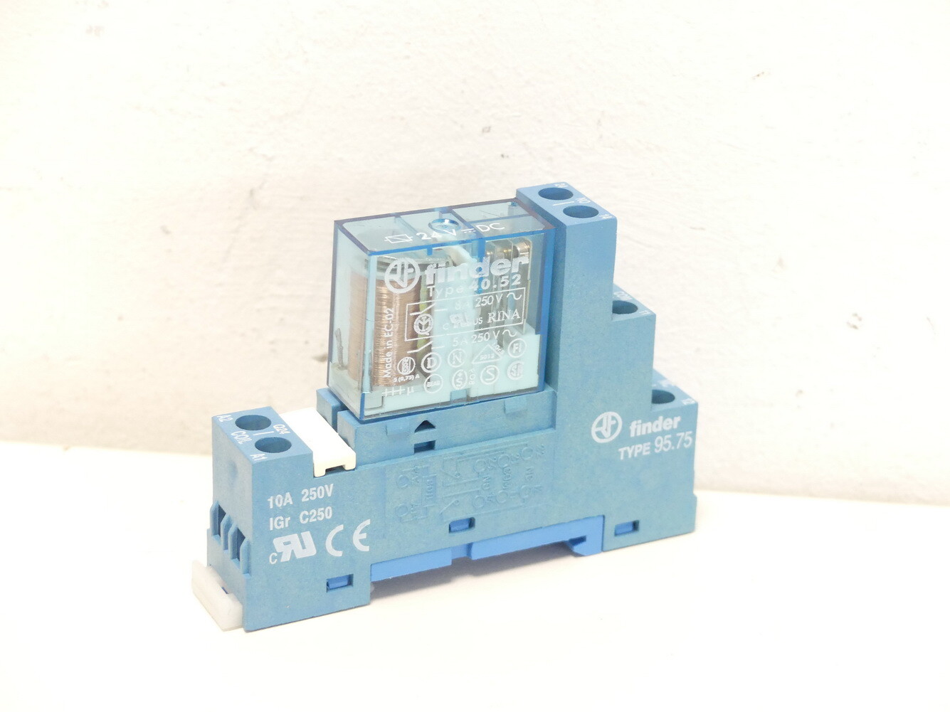 Finder Type 40.52 Relais 8A /250V auf 95.75 Sockel