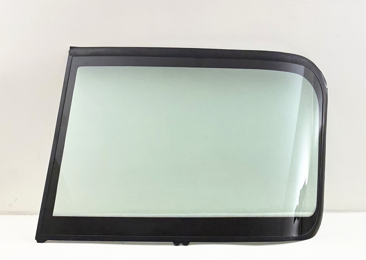 Driver/Left Front Windshield For International Harvester 9100i 9200i 9400i 9900i