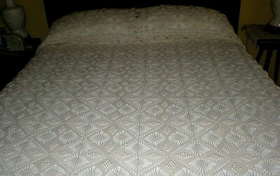 Gorgeous STAR Pattern Beautiful Cherished Condition Vintage QUEEN Ivory Crocheted Coverlet Lovingly Handmade