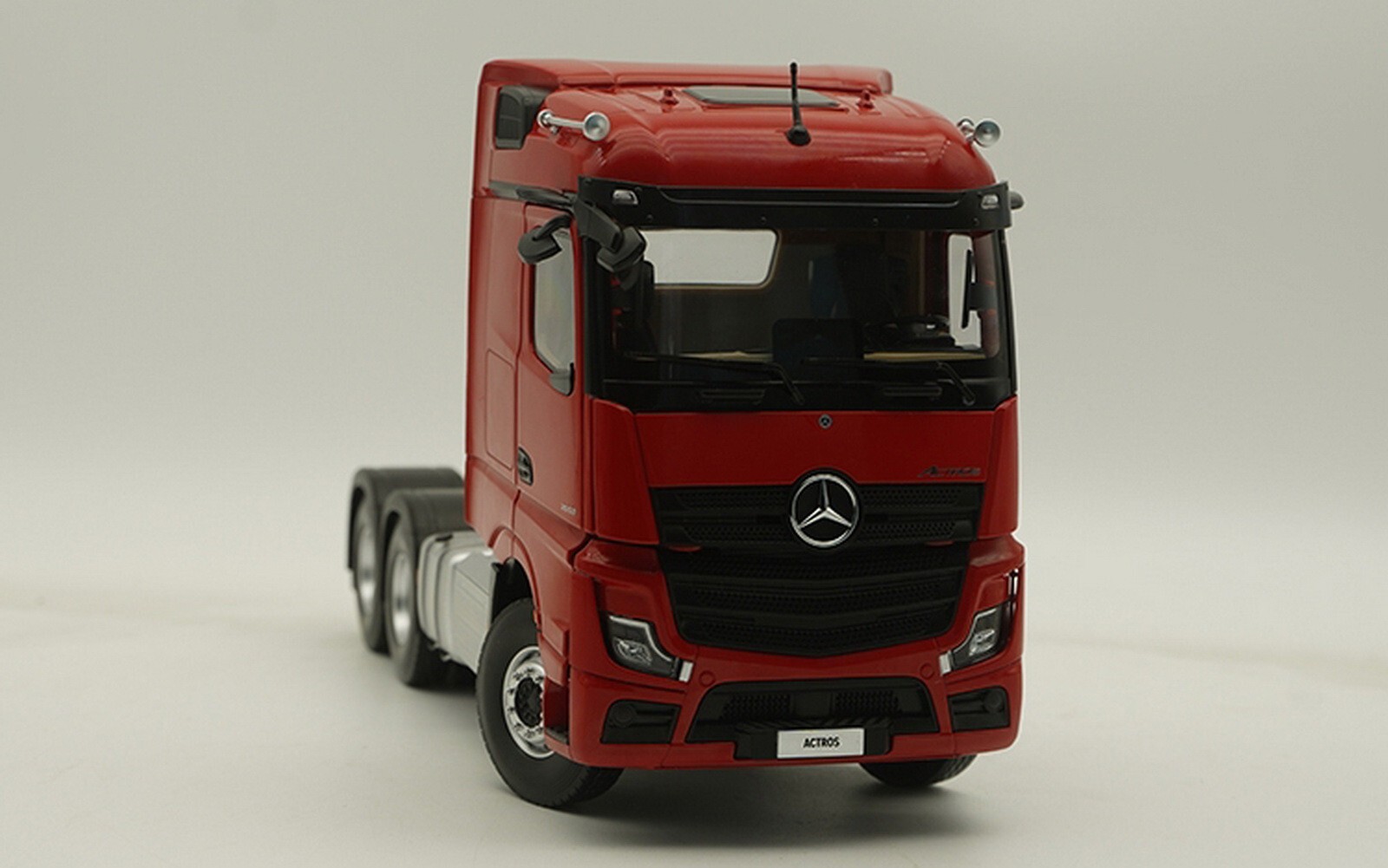 Mercedes-Benz Actros トラック 1/32スケール　非売品 Mercedes-Benz Actros トラック 1/32スケール 非売品 - メルカリ