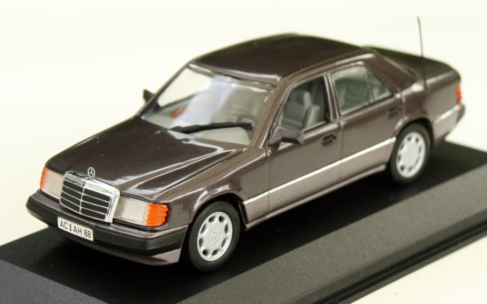 ミニカー MINICHAMPS Mercedes 400 E V8 1992 Mercedes 400 E V8 W124 Year 1989-1993, Bornite Metallic