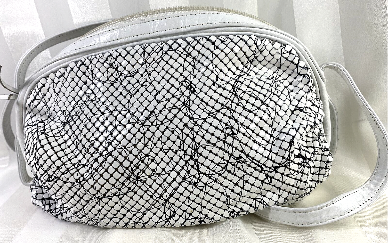 バッグ WHITIN & Davis. Bag Vintage 90's Whiting and Davis White W/Black Accents Mesh