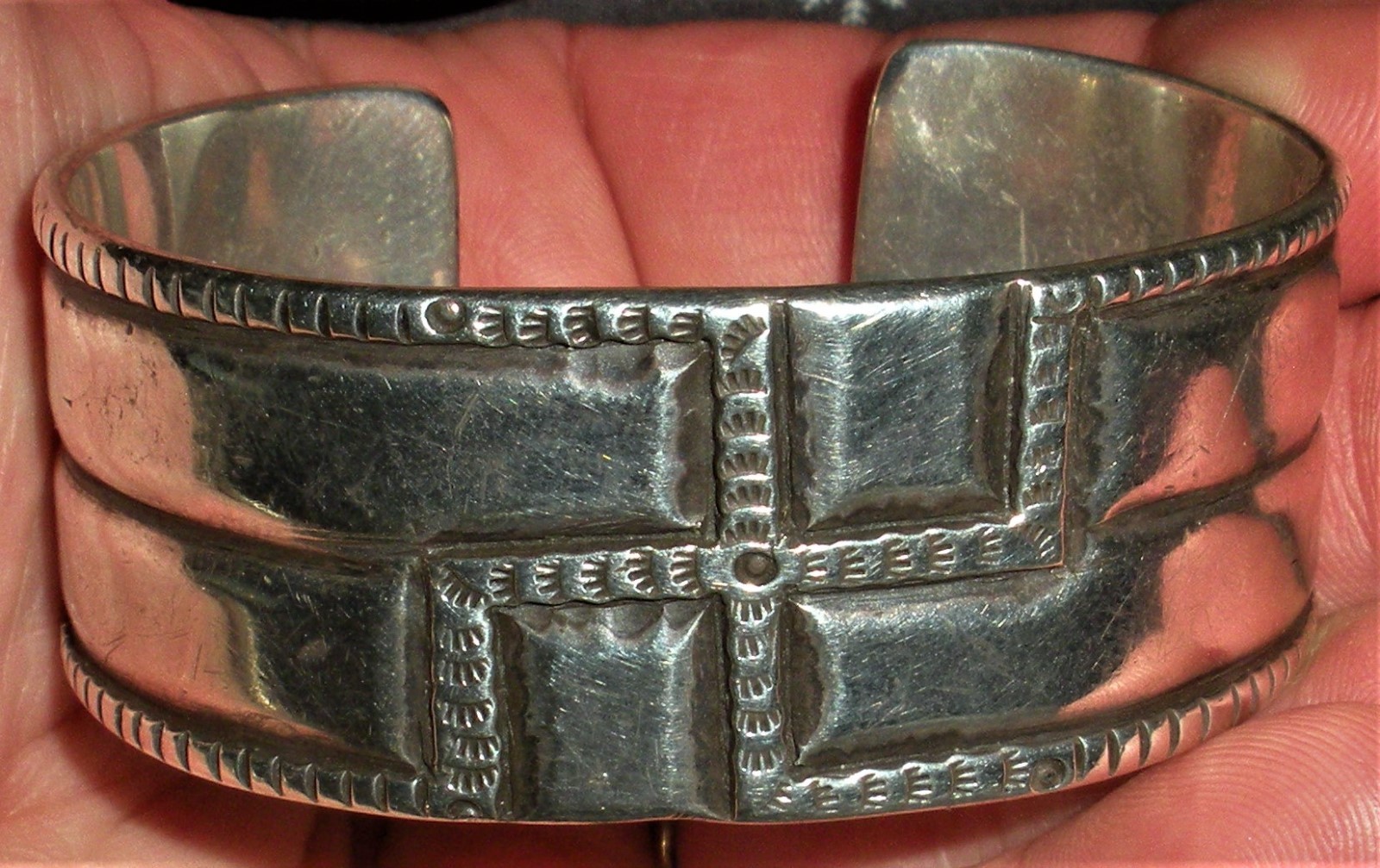 BEST 1910-20 NAVAJO INGOT COIN SILVER WHIRLING LOG FILED & CHISLED BRACELET vafo