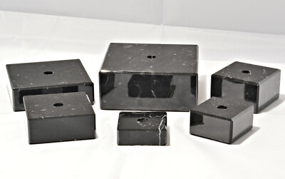 verschiedene Größen schwarze Marmorsockel mit Lochbohrung, Kanten abgeschrägt