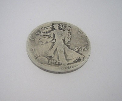 * 1919 LIBERTY WALKING UNITED STATES OF AMERICA HALF DOLLAR SILVER COIN