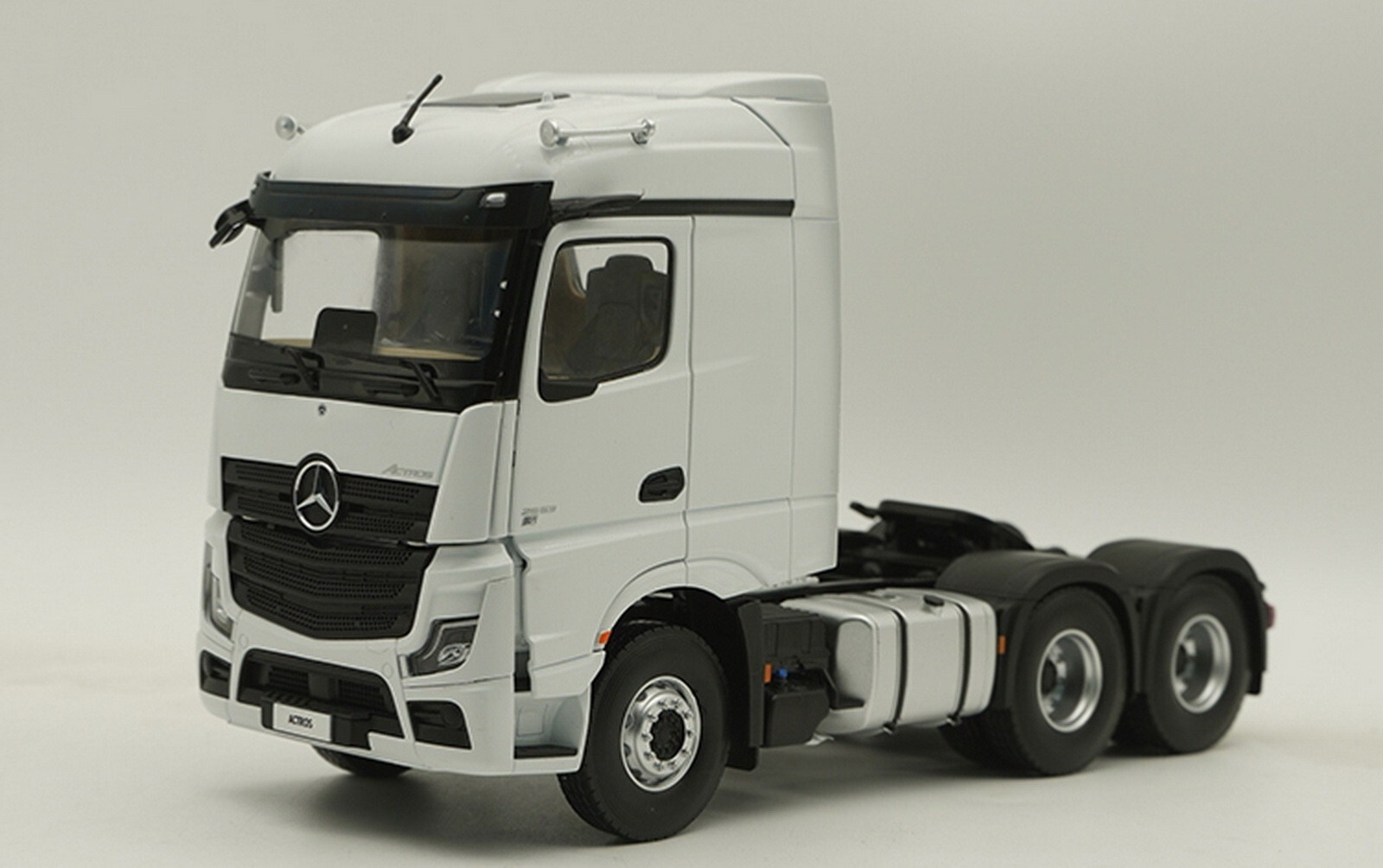 1/24イタレリ　 Mercedes Benz Actros MP4 ITALERI - MB Actros MP4 Big Space - Grand Prix Edition