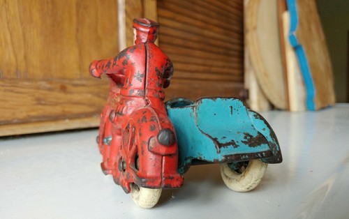 Rare vintage Hubley Harley Davidson cast iron motorcycle toy with side car